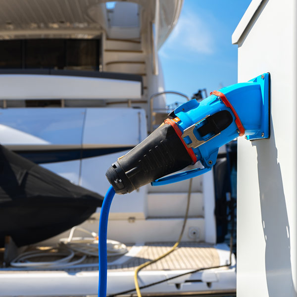 Ein-elektrisches-Motorjacht-mieten?-Lesen-Sie-zuerst-diese-Informationen