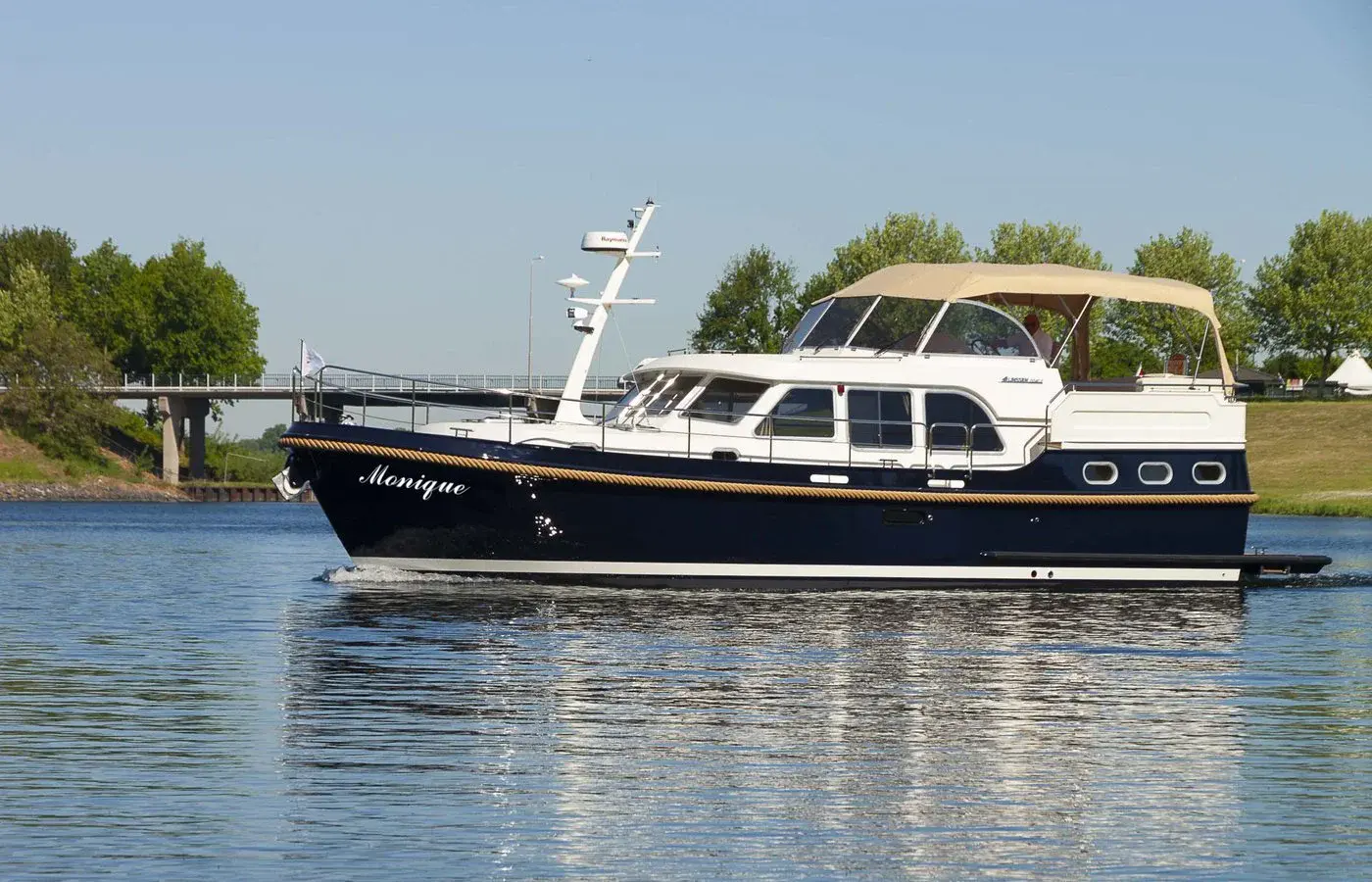 Sanzi Yacht Charter-3